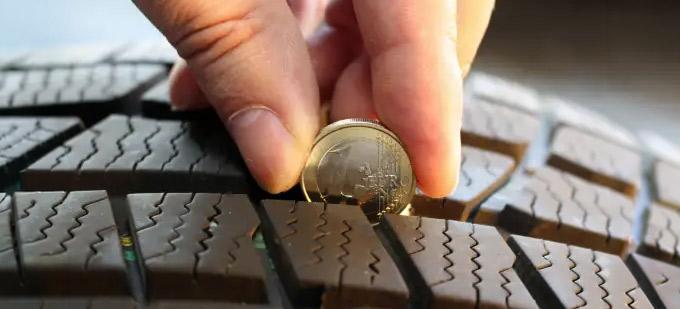 1 Euro Münzen zur groben Messung der Reifenprofiltiefe