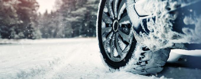 Winterreifen auf verschneiter Fahrbahn
