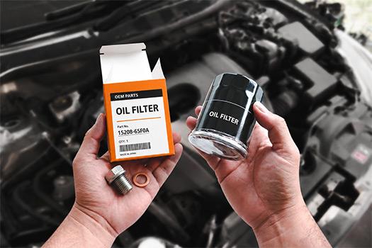 Durchführung eines Motorölwechsels mit Ölablassschraube und Ölfilter