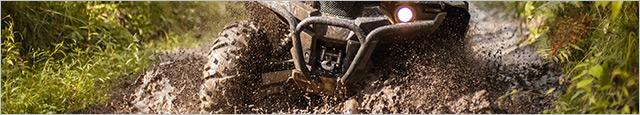 Quad mit grobem Reifenprofil im Offroad-Einsatz