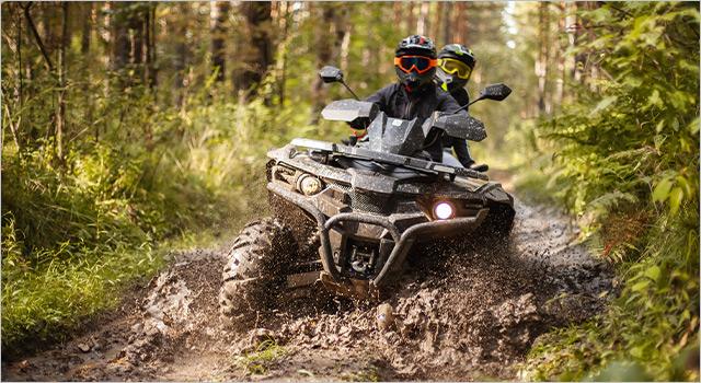 ATV mit belastbaren Reifen bei einem Einsatz mit hoher Zuladung