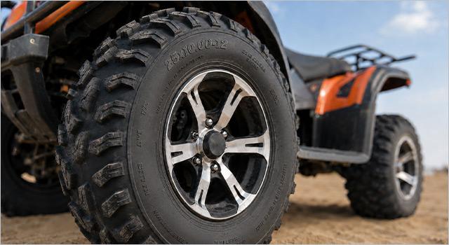 Seitenwand eines Quad-Reifens mit technischen Kennzeichnungen