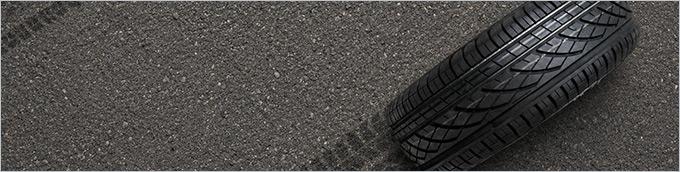 Winterreifen auf heißem Asphalt im Sommer