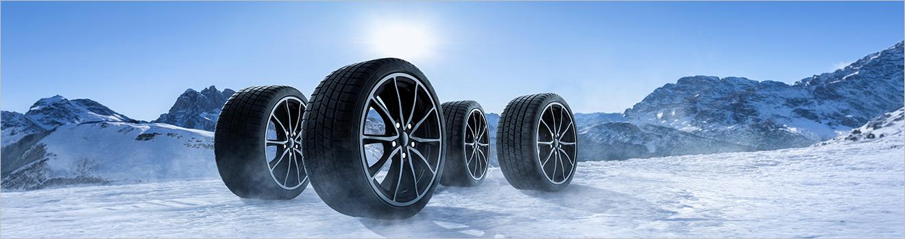 Winterreifen mit Felgen auf winterlicher Straße