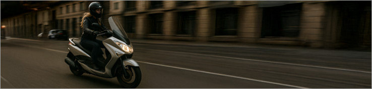 Stadtscooter auf Asphalt – Reifen für Roller im urbanen Einsatz mit gutem Grip und Komfort