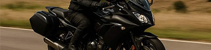 Sporttourer-Motorrad auf kurviger Straße – ausgewogene Reifen für Sportlichkeit und Tourentauglichkeit